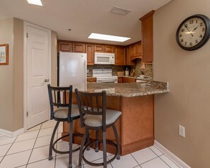 Kjøleskap, mikrobølgeovn, ovn og oppvaskmaskin