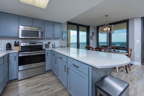 Kühlschrank, Mikrowelle, Ofen, Geschirrspüler