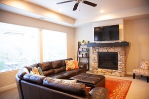 Smart TV, chimenea, reproductor de DVD, futbolito