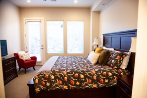 3 habitaciones, escritorio y tabla de planchar con plancha 