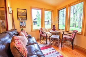 Smart-TV, Kamin, Bücher, Streaming-Dienste