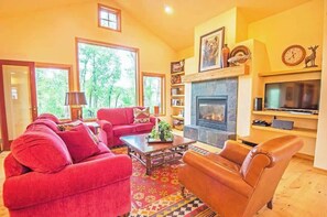 Smart-TV, Kamin, Bücher, Streaming-Dienste