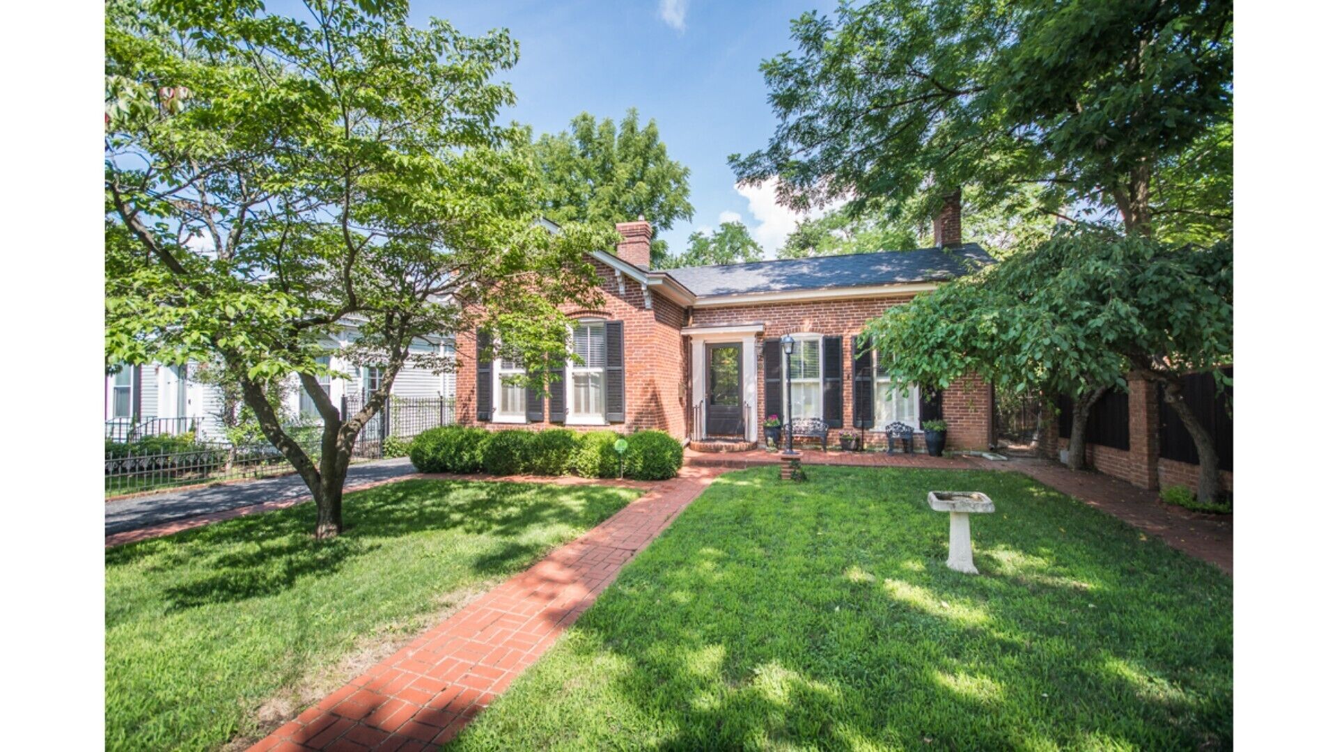 Historic Brick Cottage w/carriage house downtown Lexington sleeps 8