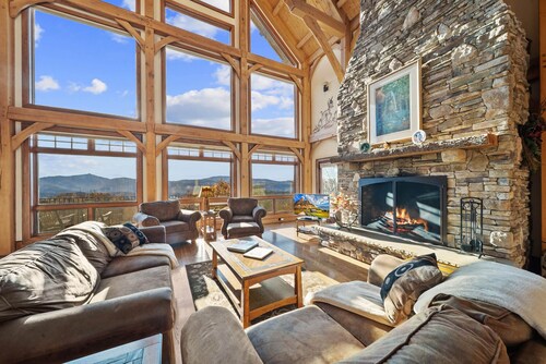 Your Mountain Kingdom! Luxury 5BR Disney-Themed Retreat, Hot Tub, Game Room