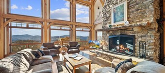 Your Mountain Kingdom! Luxury 5BR Disney-Themed Retreat, Hot Tub, Game Room