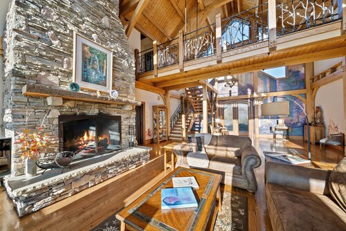 Your Mountain Kingdom! Luxury 5BR Disney-Themed Retreat, Hot Tub, Game Room