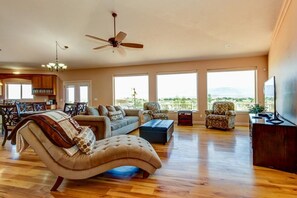 تلفزيون، مدفأة، مشغل دي في دي، كُتُب