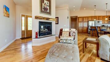 TV, fireplace, DVD player, books