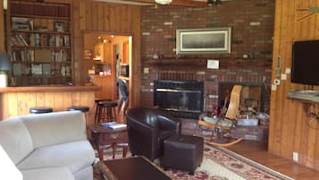 Smart TV, fireplace, DVD player, books