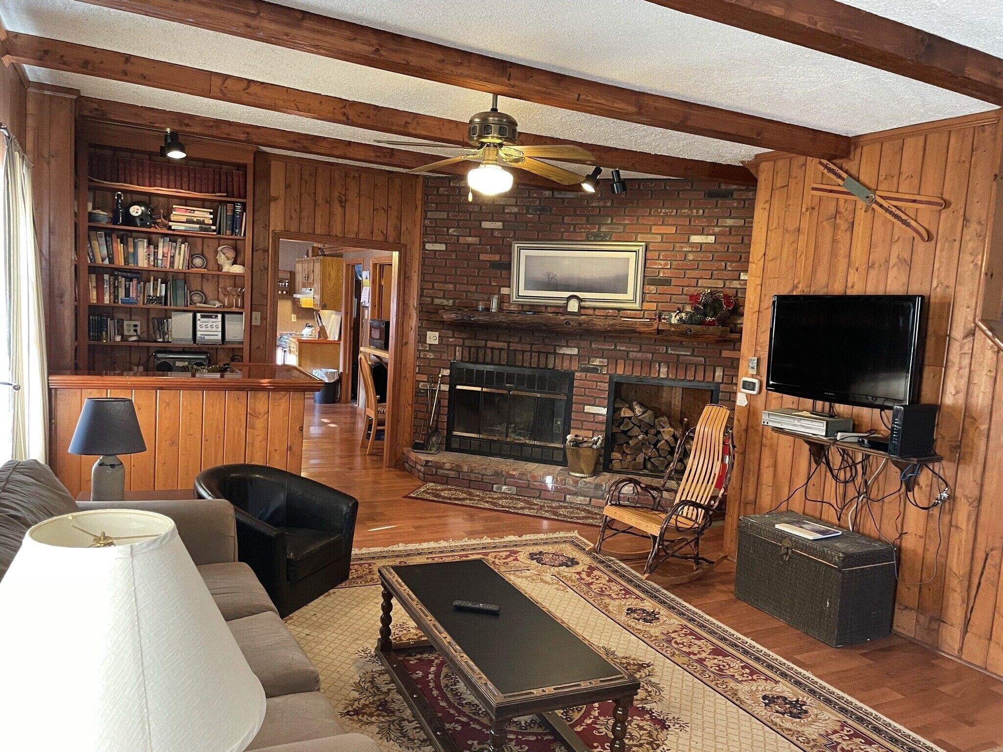 Smart TV, chimenea, reproductor de DVD y libros 