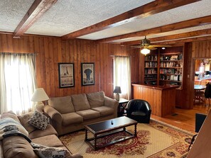 Smart-TV, Kamin, DVD-Player, Bücher