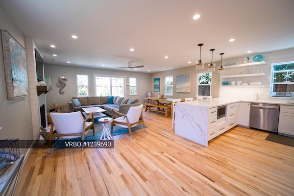 Smart TV, fireplace, books, computer monitors