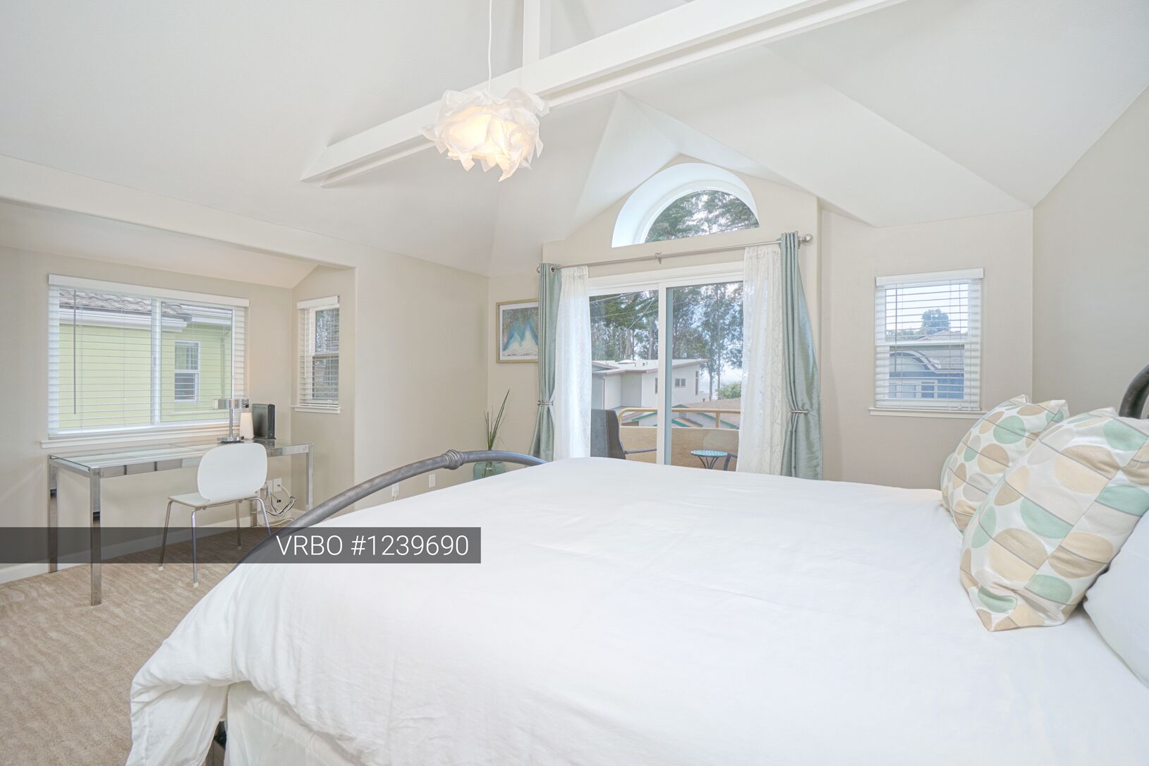 3 soverom, skrivebord, strykejern/-brett og reiseseng for barn