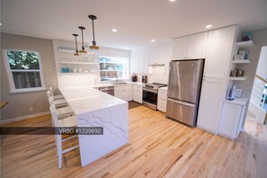 Een koelkast, een microgolfoven, een oven, een kookplaat