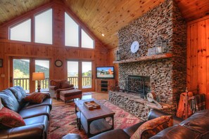 Smart TV, fireplace, DVD player, table football - Mountain Lodge in the High Country (Boone)