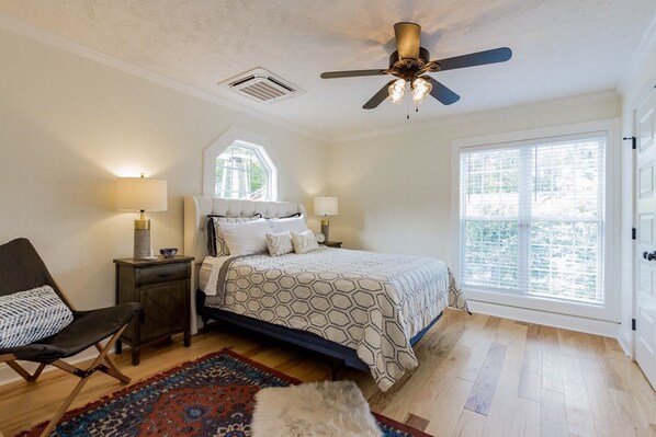 2 bedrooms, desk, iron/ironing board, free WiFi