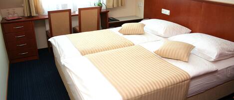 Kahden hengen huone (yksi tai kaksi sänkyä) | Tallelokero huoneessa, ilmainen Wi-Fi