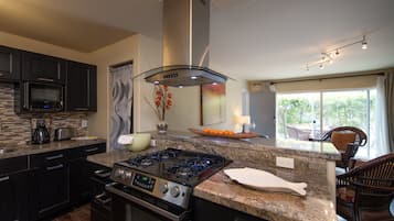 Geladeira, micro-ondas, fogão, cooktop