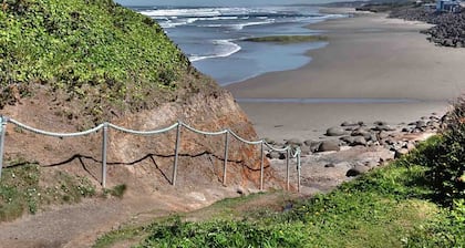 Un classique des Yachats avec une vue incroyable sur l'océan, les piscines de marée et la plage de sable! NUIT GRATUITE!