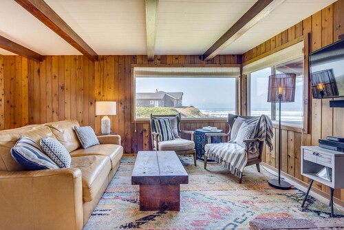A Yachats Classic With An Incredible Ocean View, Tide Pools & Sandy Beach!