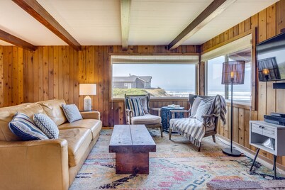 A Yachats Classic With An Incredible Ocean View, Tide Pools & Sandy Beach!