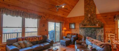 Fernseher, Kamin, DVD-Player, Tischfußball