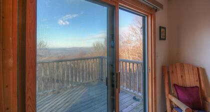 Charmante cabane en rondins sur hĂȘtre Mtn avec de grandes vues, bain Ă remous, table de jeu, cheminĂ©e, 2 miles de pistes
