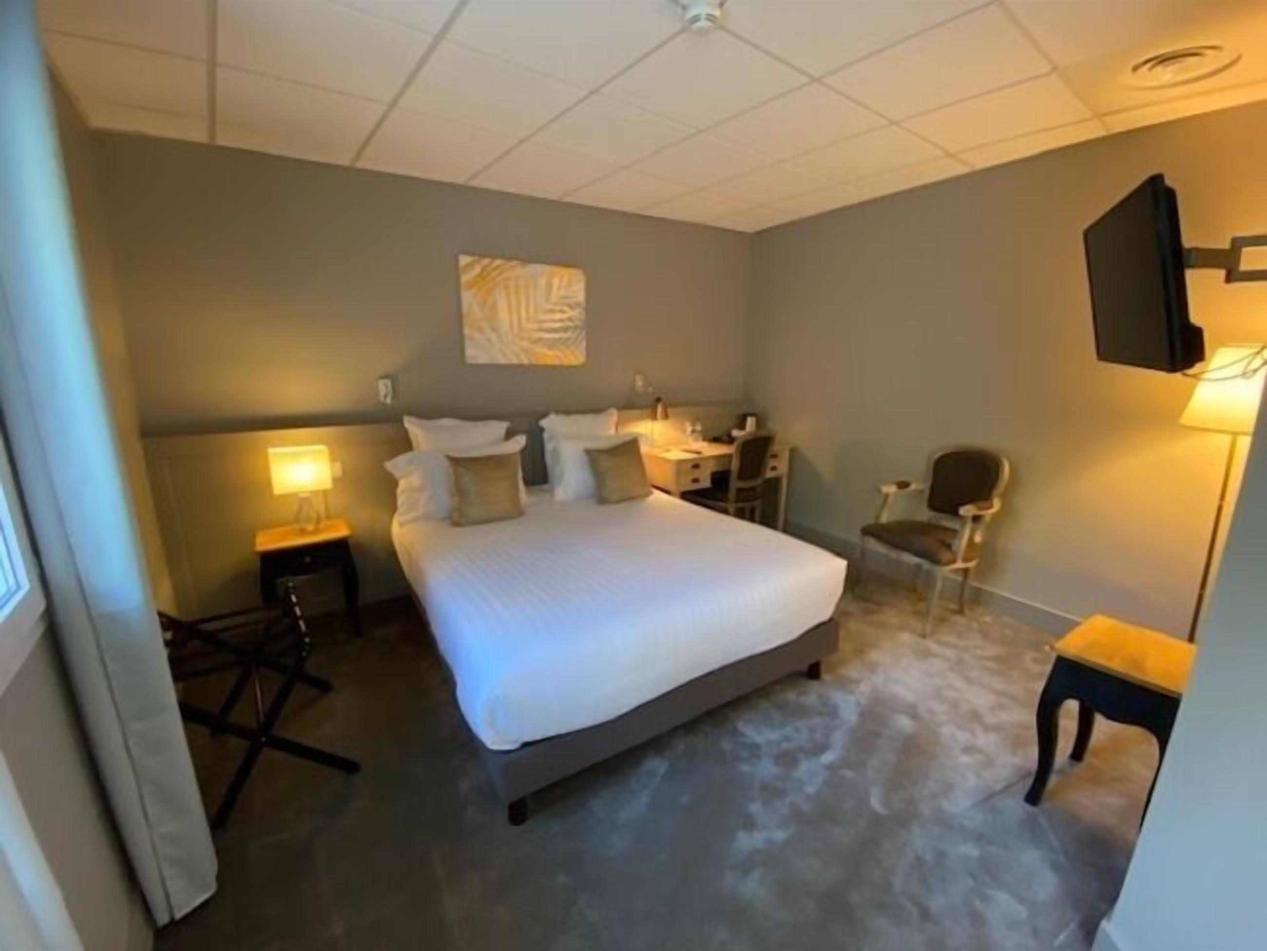 Superior Double Room, 1 Queen Bed, Mobility Accessible (Double Room - Disability Access) | Premium bedding, pillowtop beds, in-room safe, desk