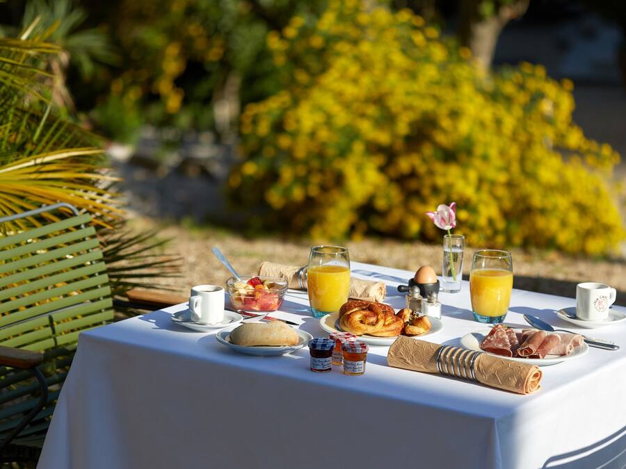 Frokostbuffé hver dag (EUR 18.00 per person)