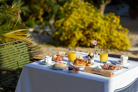 Daily buffet breakfast for a fee. Hotel Saint Alban