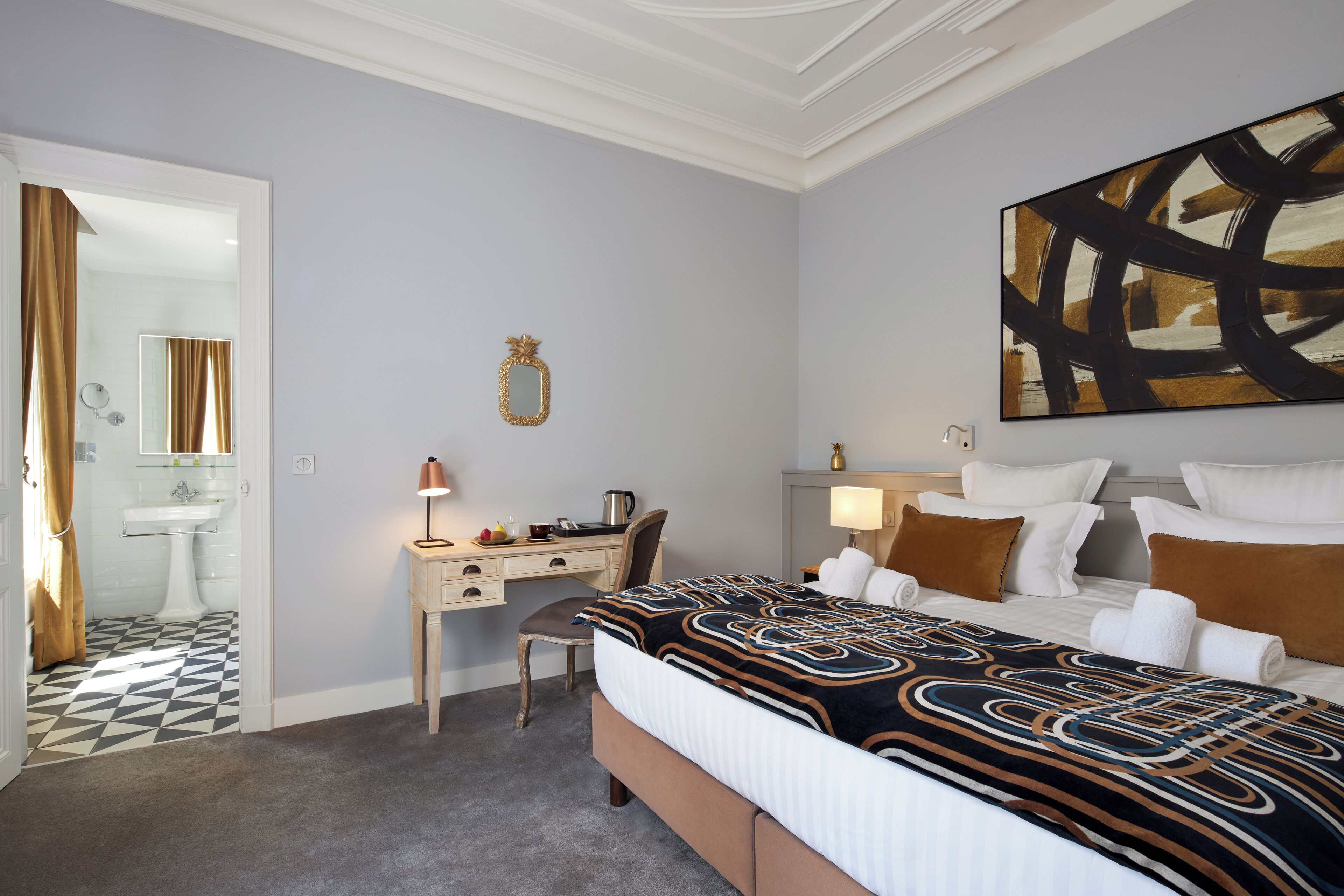 高級寢具、特厚豪華床墊、房內夾萬、書桌