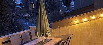 Waterfront, HUGE deck, Best views in complex, pool, easy parking, ski in & out