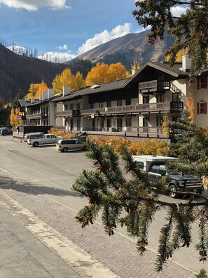 Exterior - PERFECT LOCATION, 400’ DECK, SKI-IN, CREEKSIDE, MT VIEWS, HOT POOL. (Ketchum)