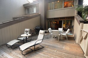 Outdoor dining - PERFECT LOCATION, 400’ DECK, SKI-IN, CREEKSIDE, MT VIEWS, HOT POOL. (Ketchum)