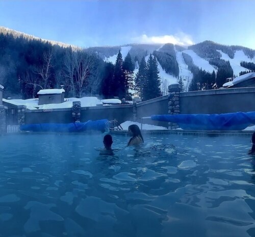 PERFEKTE LAGE, SKI-IN / OUT, CREEKSIDE, MT-ANSICHTEN, 400 ″ DECK, WERT