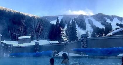 PERFEKTE LAGE, SKI-IN / OUT, CREEKSIDE, MT-ANSICHTEN, 400 ″ DECK, WERT