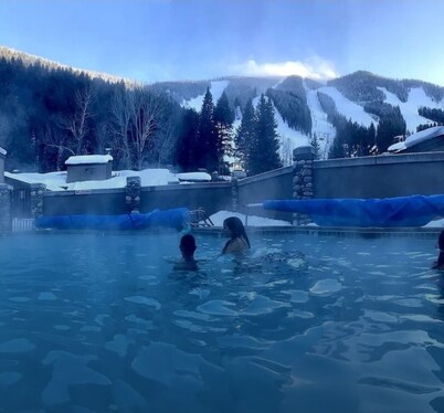 PERFECT LOCATION, 400’ DECK, SKI-IN, CREEKSIDE, MT VIEWS, HOT POOL.