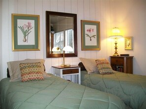 3 bedrooms, iron/ironing board, free WiFi, bed sheets - PERFECT LOCATION, 400’ DECK, SKI-IN, CREEKSIDE, MT VIEWS, HOT POOL. (Ketchum)
