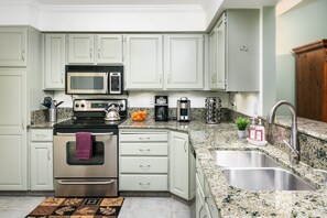 Een koelkast, een magnetron, een oven, een kookplaat