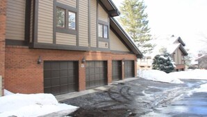 Un immeuble à plusieurs étages, doté d’une façade en briques et de grandes portes de garage.
