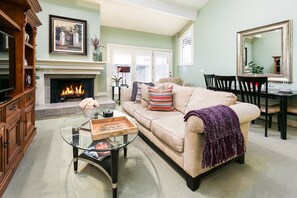 Smart-TV, Kamin, DVD-Player, Bücher