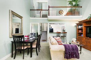 Smart-TV, Kamin, DVD-Player, Bücher