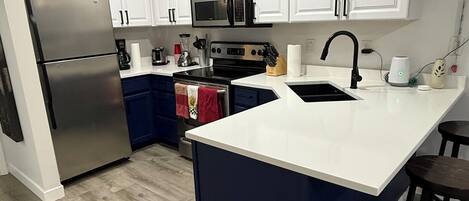 Refrigerador, microondas, parrilla de estufa y cafetera y tetera