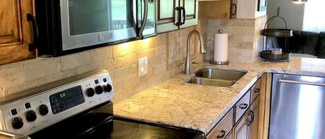 Køleskab, mikrobølgeovn, ovn, kogeplade