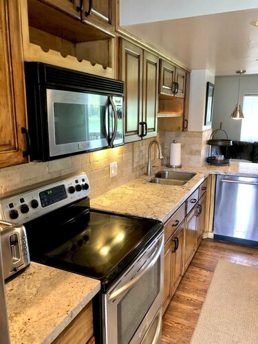 TOTAL RENOVATION - SKI CHALET 3BR/2BA SLEEPS 8 - GORG MTN VIEW, ON FREE BUS LINE