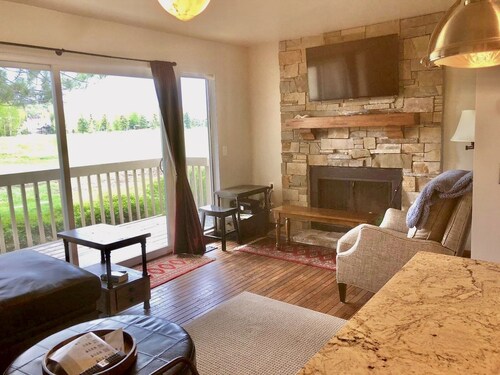 TOTAL RENOVATION - SKI CHALET 3BR/2BA SLEEPS 8 - GORG MTN VIEW, ON FREE BUS LINE