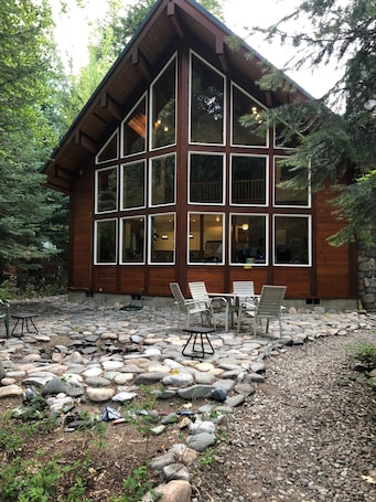 Outdoor dining. Incredible Mountain Log Home on Methow River