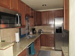 Fridge, microwave, oven, stovetop - The Woodburn Bungalows-Four bedroom (Colorado Springs)