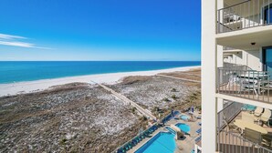 Un resort con piscina, vista al mar y varios balcones.