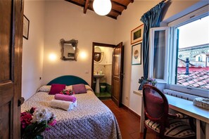 2 عدّة غرف نوم ومكواة/لوح كي وواي فاي مجانًا وملاءات أسرّة